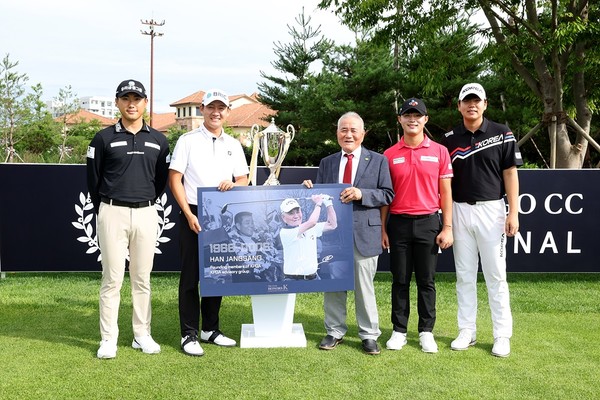 포토콜에 참석한 조우영, 권성열, 한장상 고문, 배용준, 장유빈 (좌로부터)