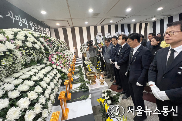 20일 민주당 충북도당은 오송 지하차도 참사 희생자 합동분향소를 찾아 희생자들을 추모했다.(사진=민주당 충북도당 제공)