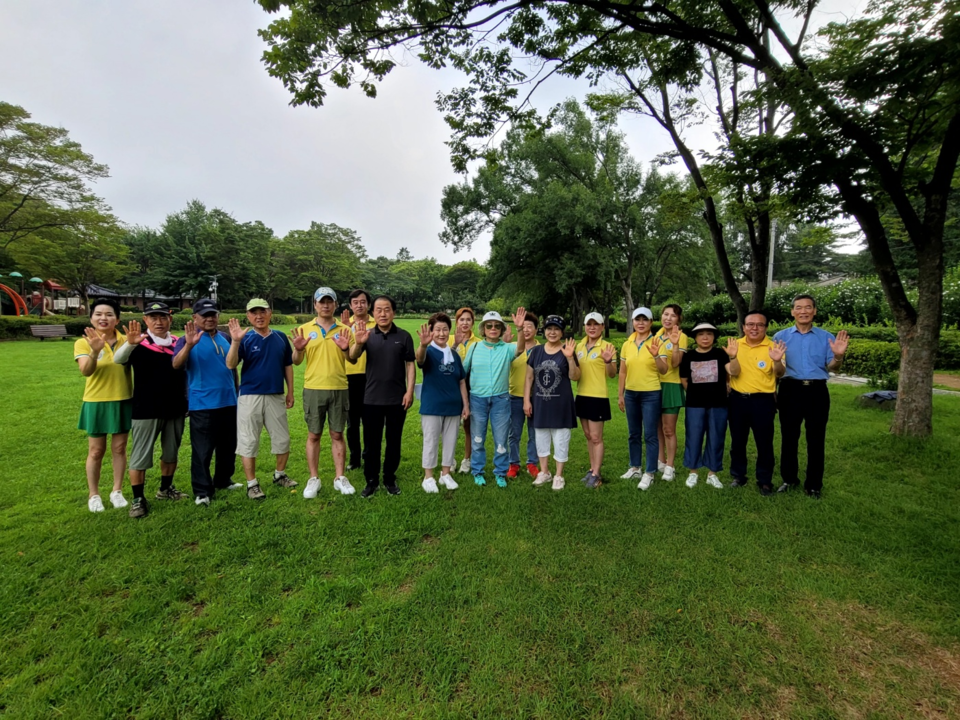 첨부1_용산가족공원 ‘국민댄조 어르신 파크’에 참석한 주민들과 김용호 시의원(왼쪽에서 여섯 번째)