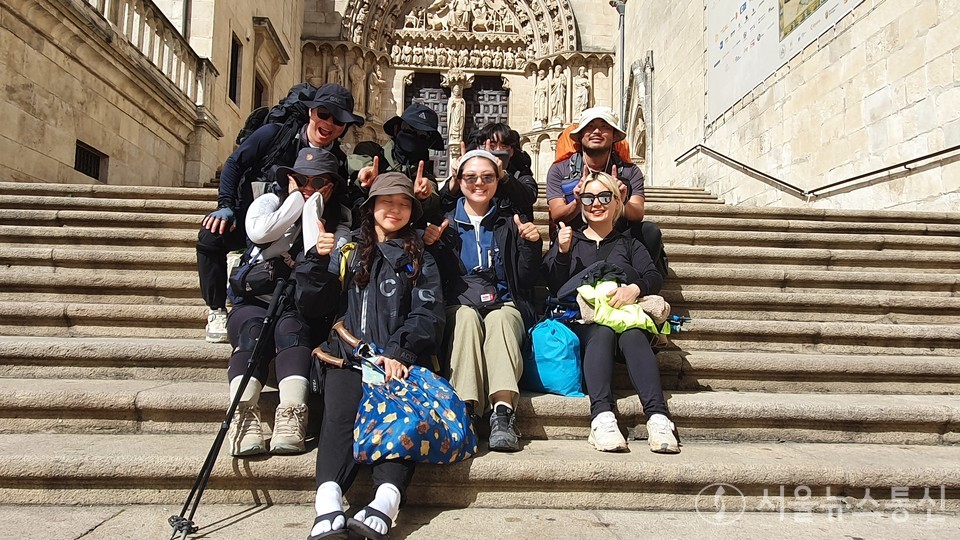 스페인 부르고스 대성당 앞에서 만난 한국인 산티아고 순례길을 걷는 젊은이들. 이들은 또 다른 나를 찾고, 인생의 성찰을 위해 이 길을 선택했다고 전했다.