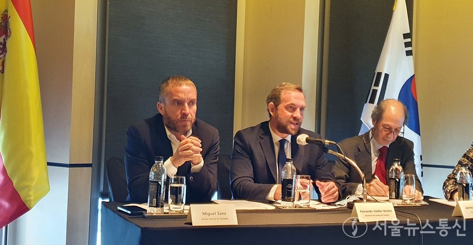 페르난도 발데스 베렐스트 스페인관광청장 겸 산업통상관광부 차관이 21일 서울 포시즌호텔에서 열린 기자간담회에서 한-스페인 관광교류에 대한 발언을 이어가고 있다. 사진(왼쪽부터) 미구엘 산체스 카스데도 관광국장, 발데스차관(관광청장), 하이메 알레한드레 스페인관광청 관광디렉터. 2022.9.21./서울뉴스통신 (사진 이민희 기자)
