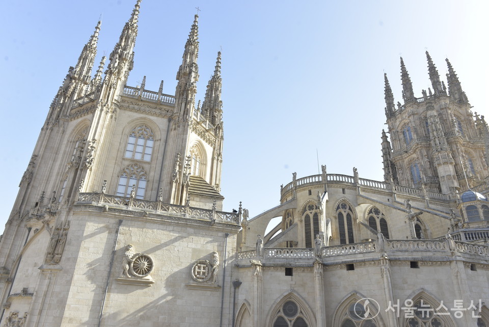 스페인 북부 부르고스(Burgos)지역은 프랑스로부터 산티아고 순례길을 떠나온 순례자들이 쉬는 중간 지점이자, 문화와 예술의 집결지로도 유명하다. 스페인 북부 카스티야 레온 지방 부르고스 주, 아를란손 강이 내려다 보이고, 꼭대기에 성이 있는 언덕의 아래쪽 능선에 자리잡고 있으며, 해발 약 800m 지점이다. 부르고스는 중세부터 눈부신 산업 발전을 이룩했으며, 스페인의 역사, 예술, 문화유산을 보유한 도시이기도 하다. 이는 과거 카스티야 왕국의 수도로 카미노 데 산티아고(스페인 산티아고데콤포스텔라까지 이어지는 유럽 순례길)가 지나가는 주요 거점이었기 때문에 가능한 일이었다. 부르고스 대성당. (사진 이민희 기자)