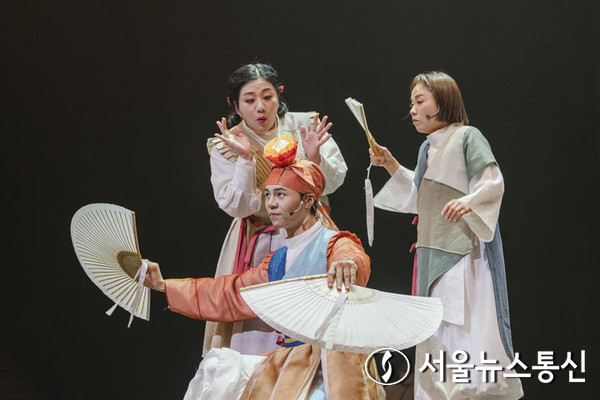 국립창극단 '나무, 물고기, 달' 공연 사진. / 사진=국립극장 제공