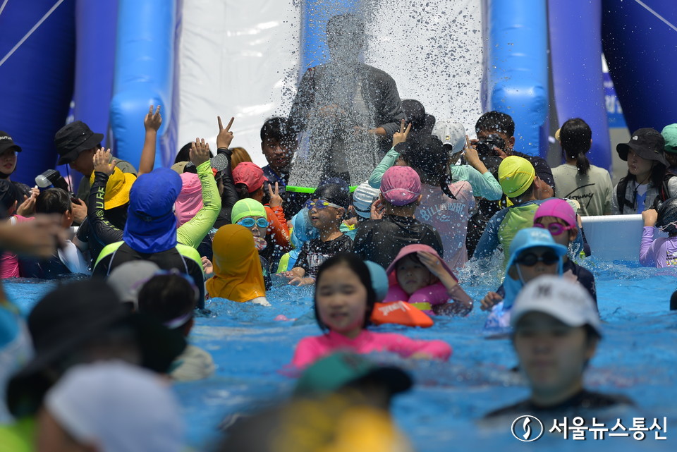 길기연 서울관광재단 대표(가운데)는 28일 오후 진행한 프레스투어에서 '2023 서울썸머비치'를 오는 28일부터 내달 13일까지 서울 광화문 광장에서 개최한다고 말했다. 현대백화점과 제휴한 여러먹거리와 시원한 광화문 광장 워터슬라이드, 수영장이 일반 서울시민들을 초대한다. 길기연 대표는 "지방 홍수 등으로 조금은 행사를 축소한 면도 있다"며 "본격적인 여름을 맞아 서울시민들이 광화문 광장에서 시원한 여름을 맞았으면 좋겠다"고 전했다. 서울 광화문 광장에 올해 최초로 문을 연 수영장에서 어린이들이 즐거워하고 있다. 2023.7.28./서울뉴스통신 (사진 이민희 기자)  