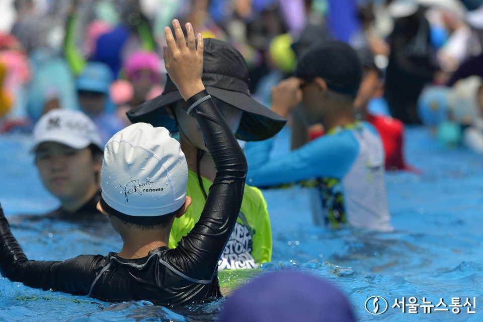 길기연 서울관광재단 대표(가운데)는 28일 오후 진행한 프레스투어에서 '2023 서울썸머비치'를 오는 28일부터 내달 13일까지 서울 광화문 광장에서 개최한다고 말했다. 현대백화점과 제휴한 여러먹거리와 시원한 광화문 광장 워터슬라이드, 수영장이 일반 서울시민들을 초대한다. 길기연 대표는 "지방 홍수 등으로 조금은 행사를 축소한 면도 있다"며 "본격적인 여름을 맞아 서울시민들이 광화문 광장에서 시원한 여름을 맞았으면 좋겠다"고 전했다. 서울 광화문 광장에 올해 최초로 문을 연 수영장에서 어린이들이 즐거워하고 있다. 2023.7.28./서울뉴스통신 (사진 이민희 기자)  