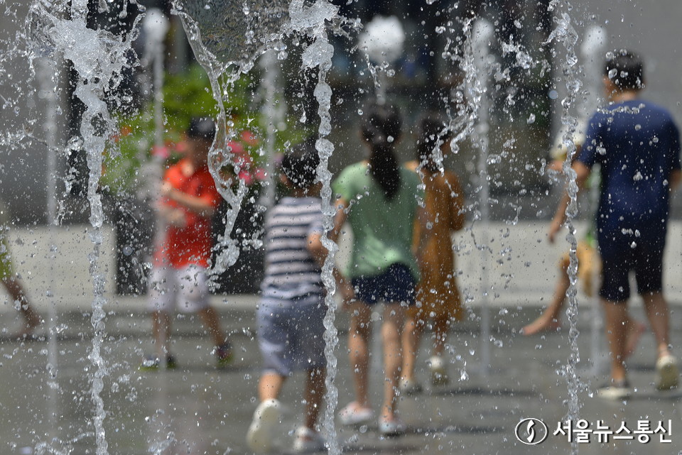 길기연 서울관광재단 대표(가운데)는 28일 오후 진행한 프레스투어에서 '2023 서울썸머비치'를 오는 28일부터 내달 13일까지 서울 광화문 광장에서 개최한다고 말했다. 현대백화점과 제휴한 여러먹거리와 시원한 광화문 광장 워터슬라이드, 수영장이 일반 서울시민들을 초대한다. 길기연 대표는 "지방 홍수 등으로 조금은 행사를 축소한 면도 있다"며 "본격적인 여름을 맞아 서울시민들이 광화문 광장에서 시원한 여름을 맞았으면 좋겠다"고 전했다. 서울 광화문 광장 바닥 분수대에서 어린이들이 즐거워하고 있다. 2023.7.28./서울뉴스통신 (사진 이민희 기자)  