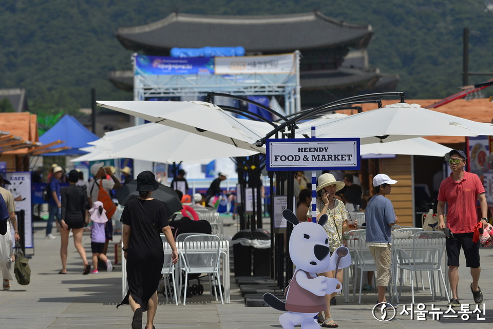 길기연 서울관광재단 대표(가운데)는 28일 오후 진행한 프레스투어에서 '2023 서울썸머비치'를 오는 28일부터 내달 13일까지 서울 광화문 광장에서 개최한다고 말했다. 현대백화점과 제휴한 여러먹거리와 시원한 광화문 광장 워터슬라이드, 수영장이 일반 서울시민들을 초대한다. 길기연 대표는 "지방 홍수 등으로 조금은 행사를 축소한 면도 있다"며 "본격적인 여름을 맞아 서울시민들이 광화문 광장에서 시원한 여름을 맞았으면 좋겠다"고 전했다. 서울 광화문 광장에 마련된 서울썸머비치 전경. 2023.7.28./서울뉴스통신 (사진 이민희 기자)  