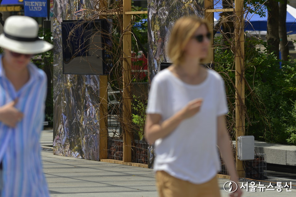 길기연 서울관광재단 대표(가운데)는 28일 오후 진행한 프레스투어에서 '2023 서울썸머비치'를 오는 28일부터 내달 13일까지 서울 광화문 광장에서 개최한다고 말했다. 현대백화점과 제휴한 여러먹거리와 시원한 광화문 광장 워터슬라이드, 수영장이 일반 서울시민들을 초대한다. 길기연 대표는 "지방 홍수 등으로 조금은 행사를 축소한 면도 있다"며 "본격적인 여름을 맞아 서울시민들이 광화문 광장에서 시원한 여름을 맞았으면 좋겠다"고 전했다. 서울 광화문 광장에 마련된 서울썸머비치 전경. 2023.7.28./서울뉴스통신 (사진 이민희 기자)  