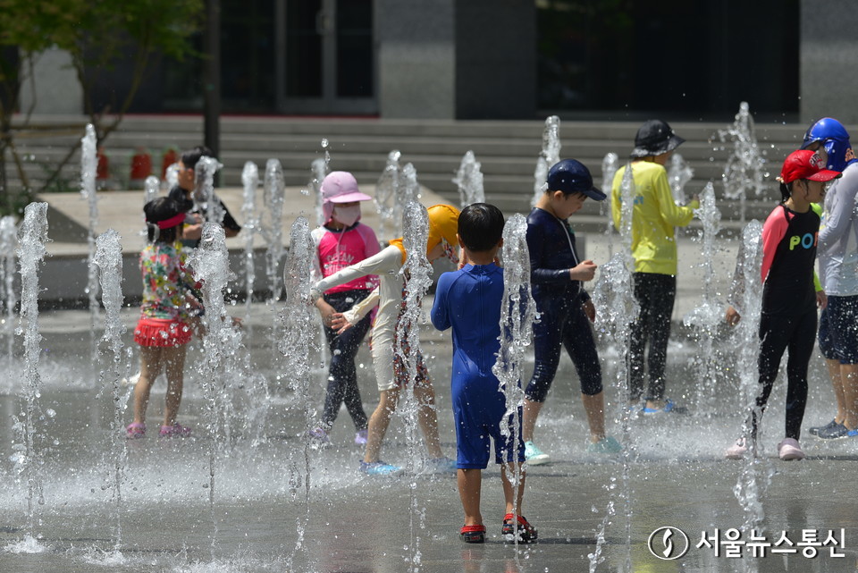길기연 서울관광재단 대표(가운데)는 28일 오후 진행한 프레스투어에서 '2023 서울썸머비치'를 오는 28일부터 내달 13일까지 서울 광화문 광장에서 개최한다고 말했다. 현대백화점과 제휴한 여러먹거리와 시원한 광화문 광장 워터슬라이드, 수영장이 일반 서울시민들을 초대한다. 길기연 대표는 "지방 홍수 등으로 조금은 행사를 축소한 면도 있다"며 "본격적인 여름을 맞아 서울시민들이 광화문 광장에서 시원한 여름을 맞았으면 좋겠다"고 전했다. 서울 광화문 광장 바닥 분수대에서 어린이들이 즐거워하고 있다. 2023.7.28./서울뉴스통신 (사진 이민희 기자)  