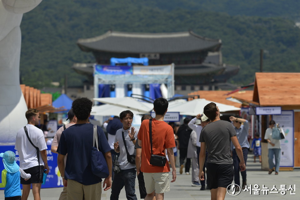 길기연 서울관광재단 대표(가운데)는 28일 오후 진행한 프레스투어에서 '2023 서울썸머비치'를 오는 28일부터 내달 13일까지 서울 광화문 광장에서 개최한다고 말했다. 현대백화점과 제휴한 여러먹거리와 시원한 광화문 광장 워터슬라이드, 수영장이 일반 서울시민들을 초대한다. 길기연 대표는 "지방 홍수 등으로 조금은 행사를 축소한 면도 있다"며 "본격적인 여름을 맞아 서울시민들이 광화문 광장에서 시원한 여름을 맞았으면 좋겠다"고 전했다. 서울 광화문 광장에 마련된 서울썸머비치 전경. 2023.7.28./서울뉴스통신 (사진 이민희 기자)  