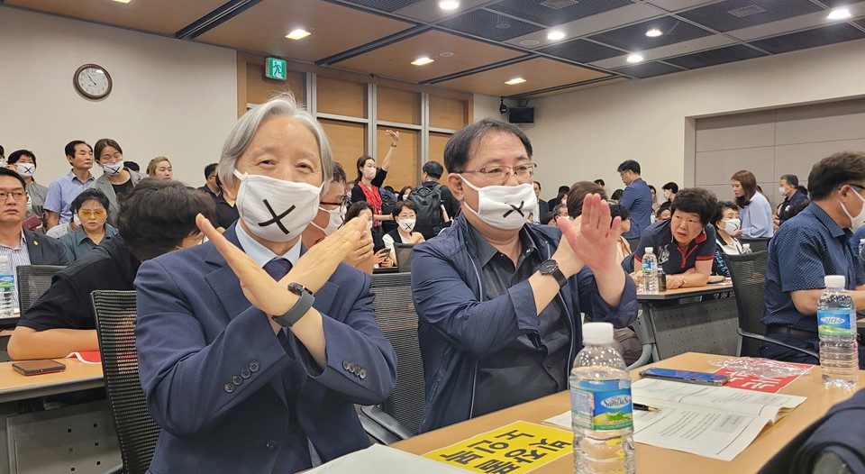 한국노인복지중앙회를 비롯한 장기요양 4개 단체 회장단과 200여명의 임직원들이 지난 19일 서울 중구 대한상공회의소에서 열린 '신 노년층 요양시설 서비스 활성화 방안 연구 관련 공청회'에서 '보험사는 임대특전, 정부는 복지 뒷전'이라는 팻말을 들고 침묵시위를 하고 있다. (한국노인복지중앙회 사진제공)
