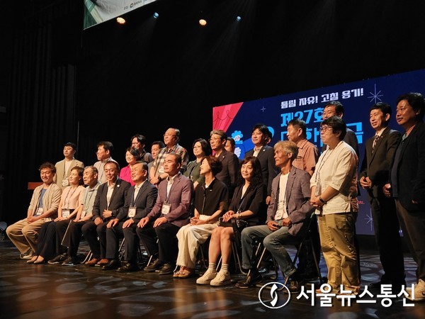 시는 성공적인 연극제 개최를 통해 문화도시 밀양의 위상을 높이며 대한민국의 연극 인재를 배출하고, 청소년들이 언제나 다시 찾는 '대한민국 연극의 중심도시 밀양'으로 자리매김할 계획이다. 사진은 청소년연극제 밀양 관계자들이다. (2023.08.02) / 사진 = 서울뉴스통신 최정인 기자