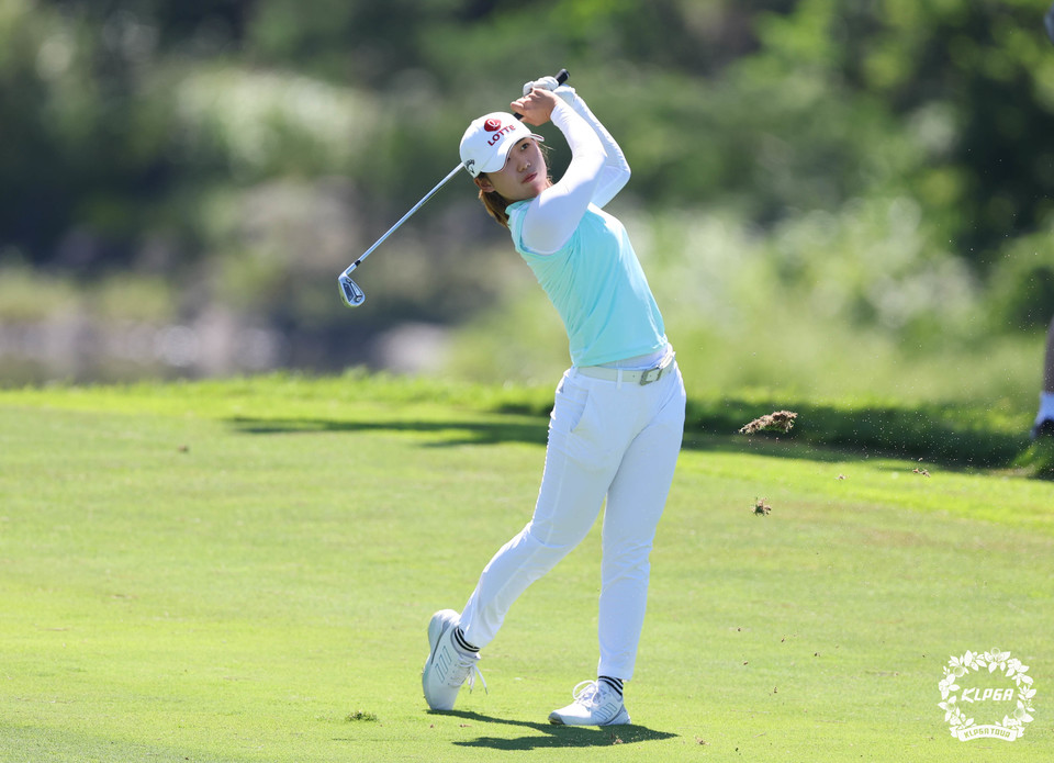 지난달 대유위니아·MBN 여자오픈에서 연장전 끝에 김민별을 잡고 첫 우승을 차지하며 신인상 포인트 2위에서 1위로 올라선 황유민이 6일 제주시 블랙스톤 제주(파72·6천626야드)에서 열린 제10회 제주삼다수 마스터스 파이널 라운드 7, 8, 9번홀에서 연속 트리플 버디를 잡고 7언더파로 단독 1위를 치고 나갔다. 임진희와 최민경은 7번홀을 지나며 두 타 뒤진 5언더파로 2위에 쳐져 있다. 2023.8.6./서울뉴스통신 (KLPGA 사진제공)