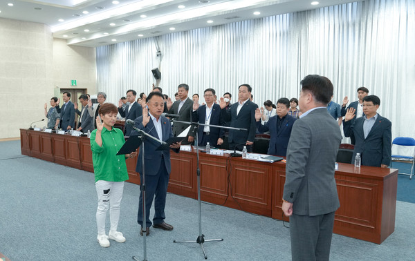 중국이 6년 5개월 만에 한국행 단체여행을 전면 허용함에 따라 제주도가 중국 단체관광객 입도에 대비한 관광분야별 수용태세 정비에 발 빠르게 나섰다.