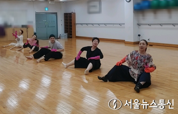 일에 치어 사는 중년의 그들이 손의 고무장갑을 벗어 던지며 '비너스의 반란'을 시작한다.  / 사진 = 서울뉴스통신 최정인 기자