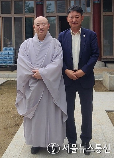 지난 13일 노남수 전국혁신비상대책위원장이 봉은사 주지(원명스님)스님을 예방하고 국가미래발전과 혁신을 위한 환담을 나누고 있다.