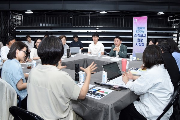 김동근 의정부시장은 현장 시장실을 열고 문화도시 사업별 시민기획자와 문화도시 운영에 관련 의견을 나눴다./사진=의정부시