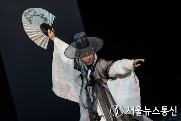 윤성철의 '산산수수'는 풍류를 즐기는 사내의 호탕한 모습에서 창안된 한량무 / 사진 = 국립극장 제공