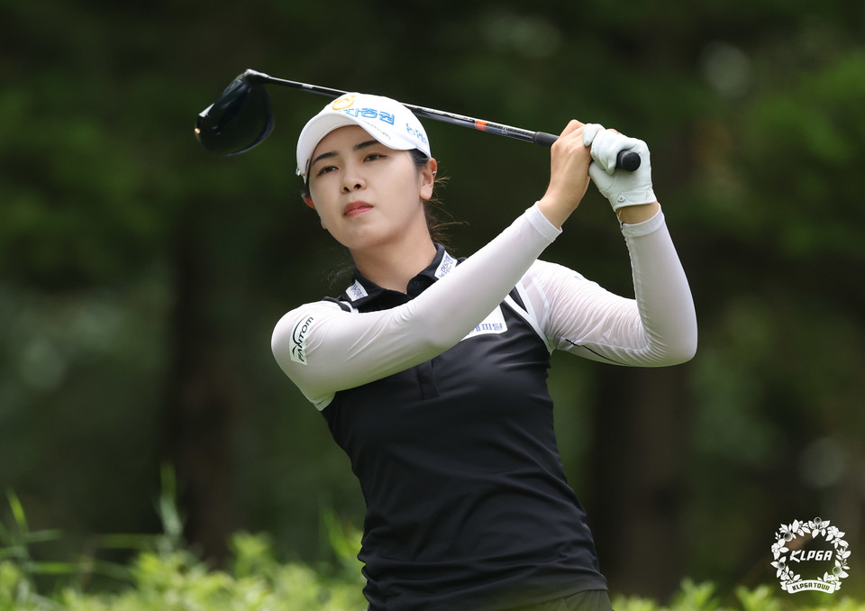 이가영이 하이원리조트 여자오픈 2023 3R 3번홀에서 티샷하고 있다. /KLPGA