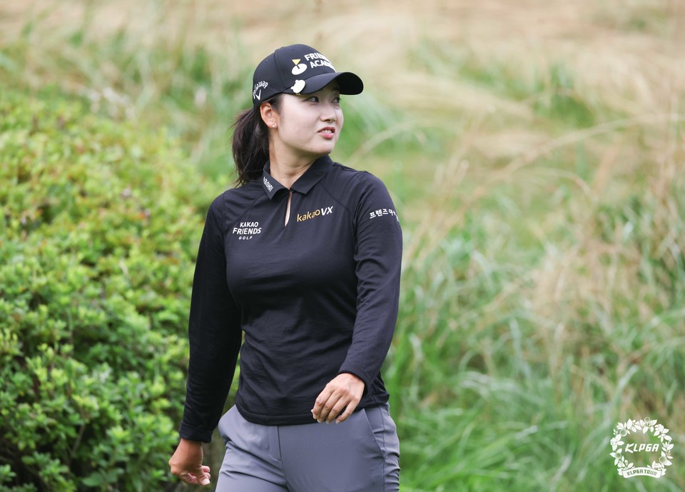 한진선이 하이원리조트 여자오픈 2023 3R 3번홀에서 티샷후 이동하고 있다. /KLPGA