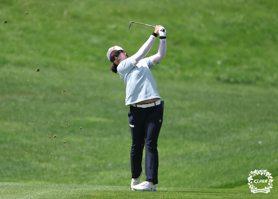 임진희가 하이원리조트 여자오픈 2023 3R 2번홀에서 아이언샷 하고 있다. /KLPGA