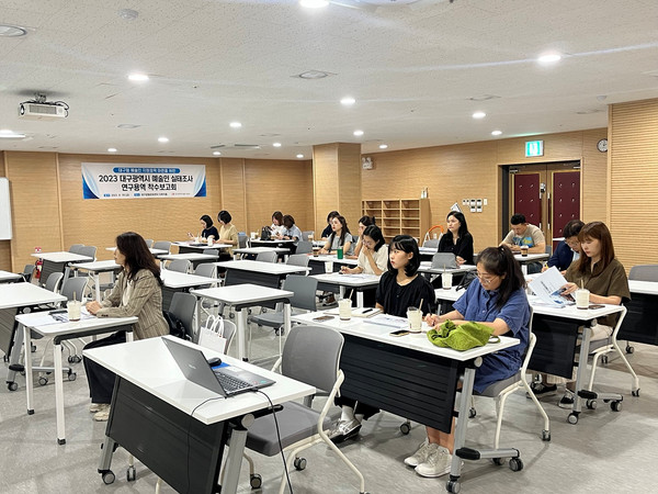 대구문화예술진흥원 예술인지원팀은 지역 맞춤형 예술인 지원정책 마련을 위해 ‘2023 대구시 예술인 실태조사’를 추진하고 지난 18일 대구생활문화센터에서 착수보고회를 개최했다.