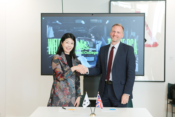 성남문화재단 서정림 대표이사(사진 왼쪽)이 런던 영국왕립예술대학(RCA Battersea 캠퍼스)톰 사우돈(Tom Sowden) 영국왕립예술대학 부학장과 업무협약을 맺은 뒤 악수를 나누며 기념촬영을 하고 있다. 사진/성남시 