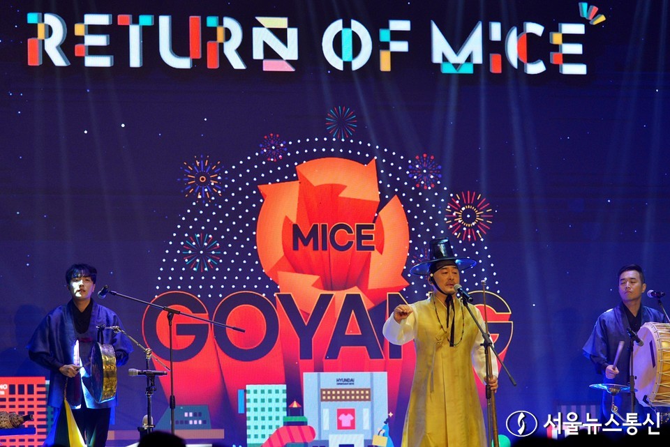 고양특례시가 주최하고 고양컨벤션뷰로가 주관하는 ‘2023 고양 데스티네이션 위크’가 ‘마이스의 귀환’라는 주제 하 고양특례시 소노캄 고양호텔 그랜드볼룸 및 다이아몬드홀에서 개막했다. 올해 7회차를 맞이한 ‘고양 데스티네이션 위크’는 8월 22일~26일까지 5일간 개최된다. 아시아 태평양 지역 최초 MICE 목적지 관련 전문 국제회의로 자리잡았다. 개막식 사전 공연이 펼쳐지고 있다. 2023.8.24./서울뉴스통신 사진 이민희 기자