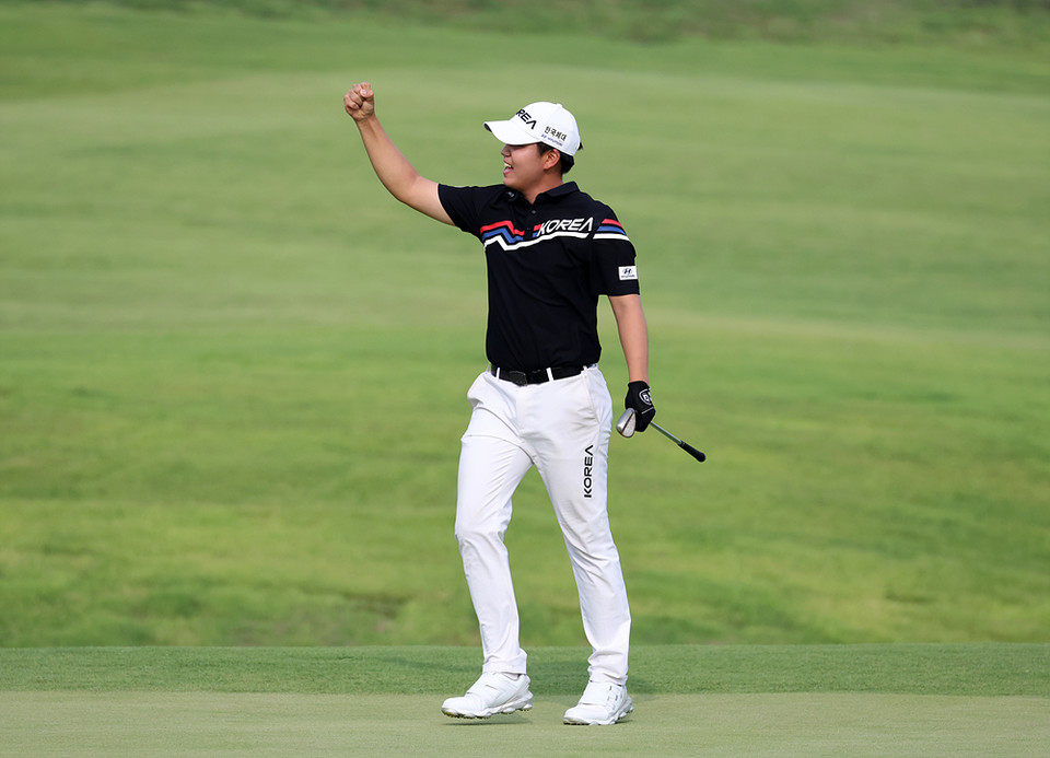 장유빈(A) 16번홀 칩인 이글 세레머니./KPGA