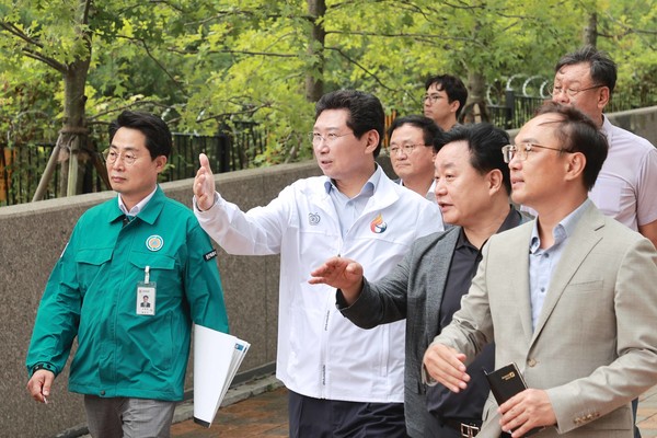 삼가동 민간 임대주택 단지를 찾은 이상일시장(사진 왼쪽에서2번째)이 입주민 불편없도록 도로개설 속도를 높일 것과 입주후 민원 발생이 없도록 사전 정비를 철저히 해 줄 것을 수행한 관계자들에게 지시하고 있다. 사진/용인특례시 