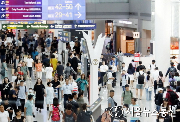 16일 인천국제공항 제1터미널 면세 구역이 이용객으로 붐비고 있다. 국토교통부 항공 통계에 따르면 지난 7월 항공 여객 수는 897만 7651명으로 코로나19 이전인 2019년 7월과 비교하면 83.8% 가량 회복했다. 2023.08.16./ 사진 = 서울뉴스통신 이성현 기자