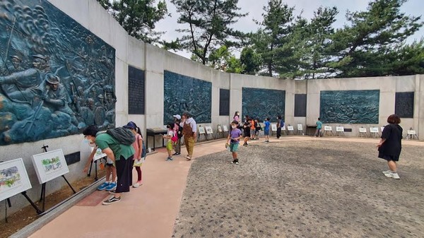 행주산성에 전시된 스케치 대회 수상작(2022년도) / 사진 = 고양시