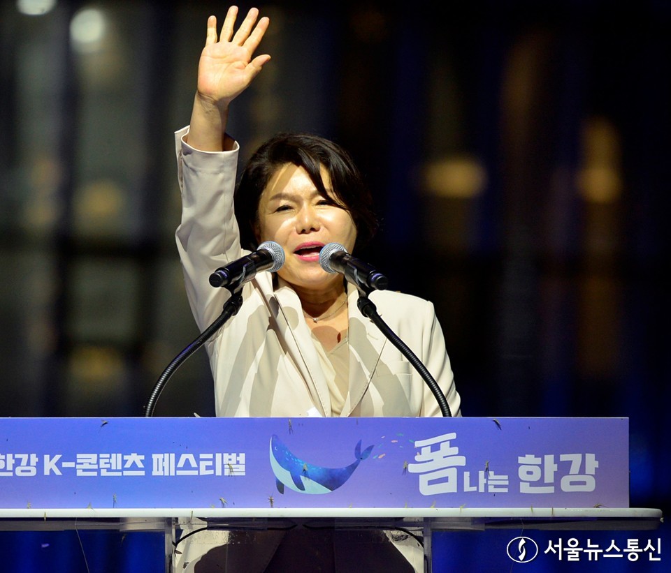 8일 저녁 '한강 K-콘텐츠 페스티벌, 폼나는 한강'개막식이 반포한강공원 세빛섬 일대에서 개최됐다. 이번 페스티벌은 오는 30일까지 23일간 열리며, 한강 수변 지역의 관광을 활성키 위해 기획됐다. 조은희 서초 구 갑 국회의원은 "서초구민 '조으니'다"라며 "우영우 시즌2, 넷플릭스 오징어게임 시즌2가 나온다. 꿈에도 한강을 꾸는 오세훈 시장님. '한강 르네상스 2.0' 더욱 존경하고 사랑하겠다"고 밝혔다. 2023.9.8./서울뉴스통신 사진 이민희 기자