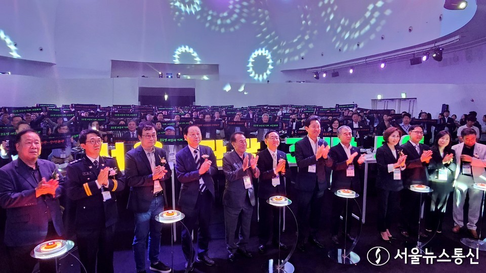 오세훈 서울시장은 12일 오후 서울 세빛섬에서 열린 ‘서울관광 재도약 결의대회’에 참석, 외래관광객 3천만 명 유치를 위한 ’서울관광 미래비전‘을 직접 발표했다. 오 시장은 서울관광 생태계 복원 인프라 구축을 포함해 조기회복 및 시장활성화 지원대책과 선진관광 시장환경 구축 등의 지속적이고 일관된 정책의지를 천명하면서 참석한 서울관광업계 종사자들의 열렬한 환영을 받았다. 사진은 서울시 관광 관련 관계자들이 오세훈 시장과 함께 관광발전을 위한 퍼포먼스를 하고 축하 박수를 치고있다. 2023.9.12./서울뉴스통신 nimini73@daum.net 사진 이민희 기자