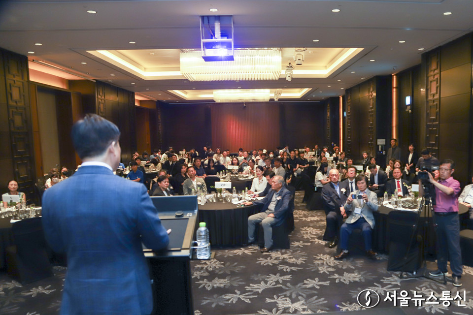 여수시가 지난 11일 서울 여의도 콘래드호텔에서 서울․경기지역 여행사, 블러그 등 여행업체 관계자 120여 명을 초청해 여수가 가진 아름다운 관광자원과 다양한 관광 콘텐츠를 소개하고, 적극적으로 홍보활동을 펼친가운데, 정기명 여수시장은 “여수는 365개의 보석 같은 섬과 해상국립공원이 아름다운 천혜의 도시 임에도 불구하고 서울, 인천, 제주, 부산 등 광역도시에 비해 인지도가 낮다”며 “지속가능한 1300만 여수관광을 위해 유럽, 동남아, 중국 등 해외관광객 유치뿐만 아니라 국내관광객 유치에도 최선을 다하겠다고 기자들과의 인터뷰에서 밝혔다. 2023.9.12./서울뉴스통신 nimini73@daum.net 사진 공동취재기자단