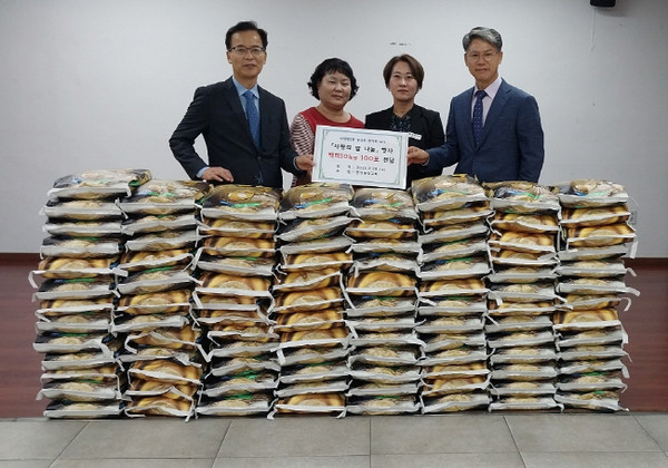 만민중앙교회는 지난 20일 서울 동작구 신대방 2동 주민센터에서 ‘사랑의 쌀’ 전달식을 가졌다고 22일 밝혔다.