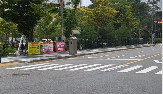 정당한 권리를 주장하는 조합원들이 조합장직무대리 사무실 도로에서 피켓시위를 하고 있는 광경.