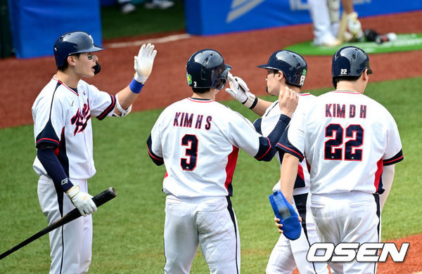 3일 중국 저장성 사오싱 2야구장에서 열린 2022 항저우 아시안게임 야구 B조 조별리그 3차전 대한민국 대 태국 경기, 한국 최지훈이 2회말 2사 2,3루 3점 홈런을 날린 뒤 자신의 타석 때 홈을 밟은 김혜성, 김동헌과 기쁨을 나누고 있다. 2023.10.02./사진= KBO 제공