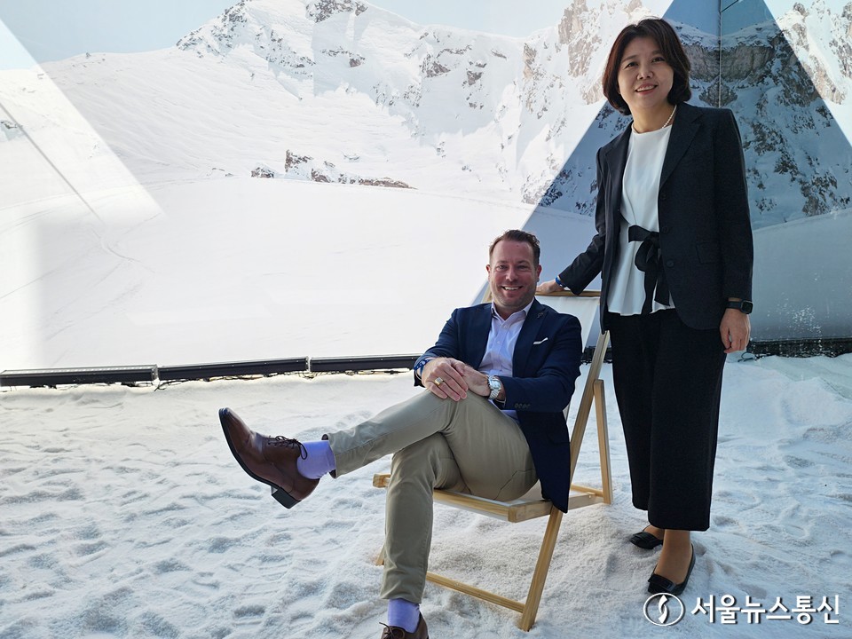 강민경 클럽메드 코리아 대표는 서울 삼성동 프레인빌라에서 5일 오전 기자간담회를 열고 "지난 73년간 쌓아온 클럽메드만의 브랜드 아이덴티티에 새로운 변화를 가져올 ‘자유로운 영혼’ 캠페인을 론칭하게 돼 기쁘다"고 우선 밝혔다. 또한 "클럽메드는 이번 브랜드 캠페인을 시작으로 프리미엄 휴가를 제안하는 라이프스타일 브랜드로 도약할 것이다"라고 전했다. 5일 한국을 방문한 클럽메드 동북아시아 지역 총괄인 마크 르투르노와 강민경 클럽메드 코리아 대표가 기자회견 후 기념사진을 찍고 있다. 2023.10.5./서울뉴스통신 사진 이민희 기자