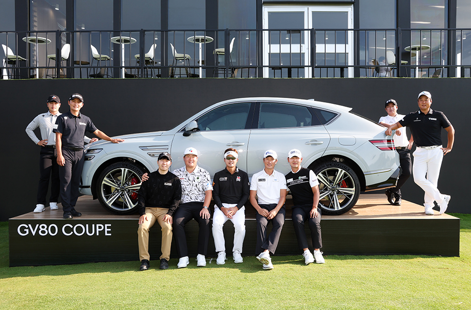 2023 제네시스 챔피언십 우승자 부상인 GV80 쿠페 앞에서 포즈를 취한 (왼쪽부터)이재경, 김영수, 김재민, 임성재, 이태희, 김태훈, 고군택, 김승혁, 함정우