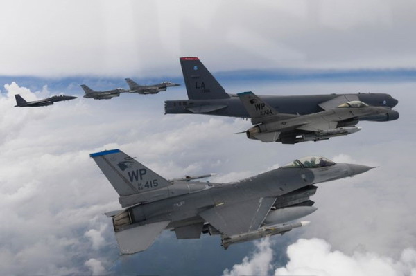13일 한국 공군의 F-15K와 미 공군의 F-16, 미 B-52H 전략폭격기가 한반도 상공에서 한미 연합공중훈련을 하고 있다.2023.07.13. /사진=합동참모본부 제공