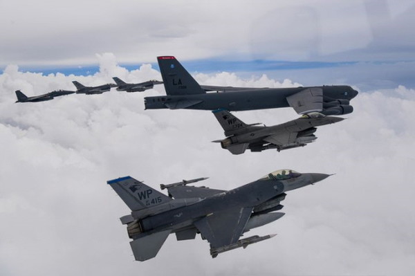 13일 한국 공군의 F-15K와 미 공군의 F-16, 미 B-52H 전략폭격기가 한반도 상공에서 한미 연합공중훈련을 하고 있다. 2023.07.13. /사진=합동참모본부 제공