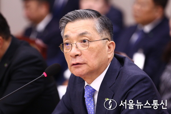 이한준 한국토지주택공사(LH) 사장이 16일 오전 서울 여의도 국회에서 열린 국토교통위원회의 한국토지주택공사 등에 대한 국정감사에서 의원 질의에 답변하고 있다. 2023.10.16. /서울뉴스통신 이성현 기자