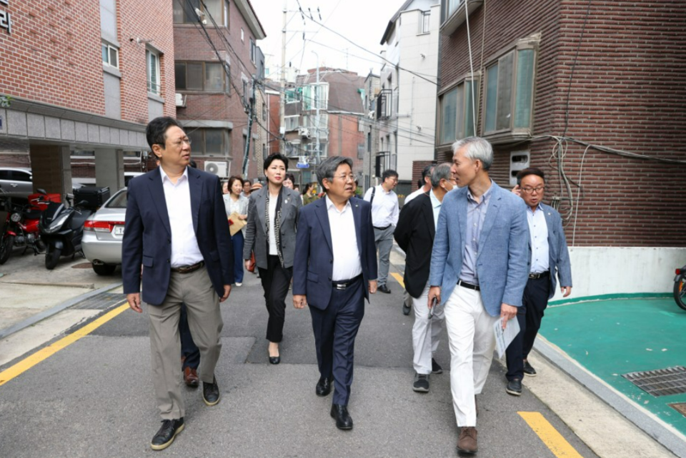 서울시의회 최재란 의원은 지난달 황희 국회의원, 서울주택도시공사 김헌동 사장과 염창역 역세권 활성화사업 대상지를 방문해 추진현황을 점검하고, 주민들 의견을 적극 반영해 신속하게 진행해 줄 것을 주문했다./ 서울시의회 