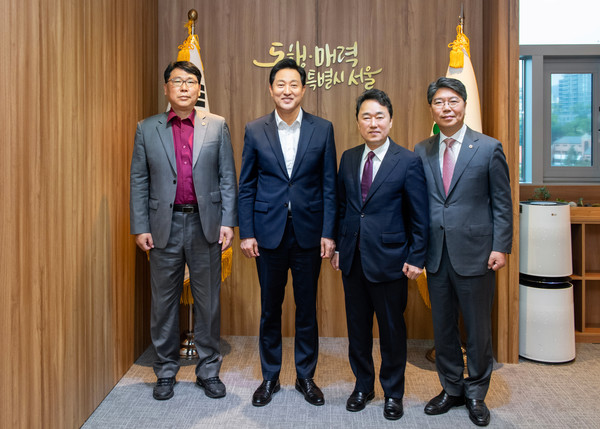 오세훈 서울시장이 박용찬 국민의힘 영등포을 당협위원장과 서울시의회 도문열 도시계획균형위원회 위원장, 기획경제위원회 김지향 의원의 "서여의도 고도제한을 더욱 풀어보자"는 제안에 흔쾌히 공감을 나타내면서 서여의도 금융특구 재건과 관련 사업이 탄력을 받을 모양세다. /서울시의회