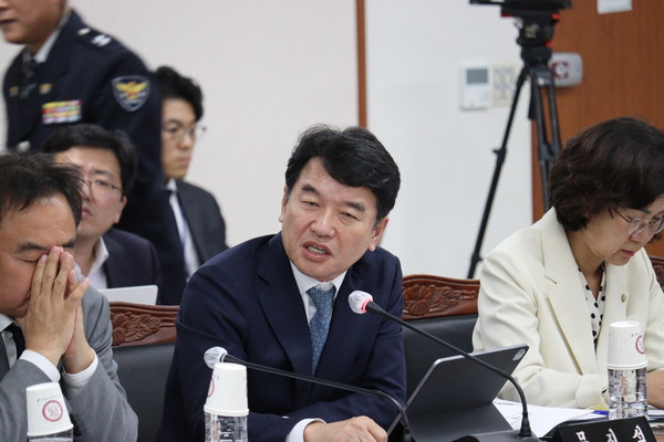 문진석 국회의원은 16일 오후 국회 행정안전위원회 서울경찰청 국정감사에서 곧 1주기가 되는 이태원 참사를 언급하며 "당시 실무자인 용산경찰서장은 책임을 졌는데, 왜 총 책임자인 서울시 경찰청장 김광호 청장은 어떠한 책임도 지지 않는가"라며 서울지방경찰청 김광호 청장에게 질의했다. 문 의원이 서울경찰청 국감에서 김광호 청장에게 질의하고 있다. 2023.10.16./ 국회 서울뉴스통신