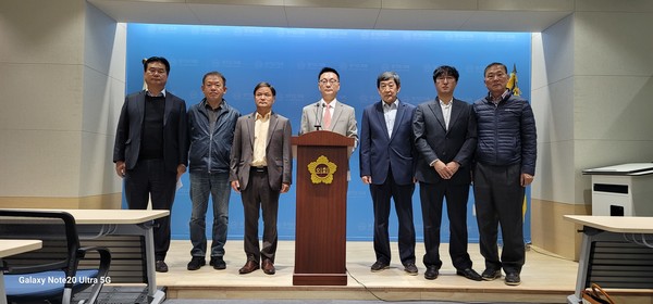 용인역삼구역도시개발사업 조합장 선출을 위한 임시총회 개최의 원천적인 문제점을 지적한 조합장 입후보자들이 조합장 출마의사 철회를 한 뒤 경기도의회 브리핑 룸에서 관련 기자회견을 열고 용인특례시의 행정지도단속 미비 등 잘못된 행정을 규탄한 뒤 기념촬영을 하고 있다. (사진 왼쪽부터 이동훈.윤원호.김지인.백석현.정병근.강석준.원종남). 사진/김대운 대기자