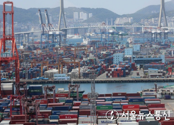부산항 컨테이너 부두에서 하역작업이 이뤄지고 있다./ 서울뉴스통신 DB