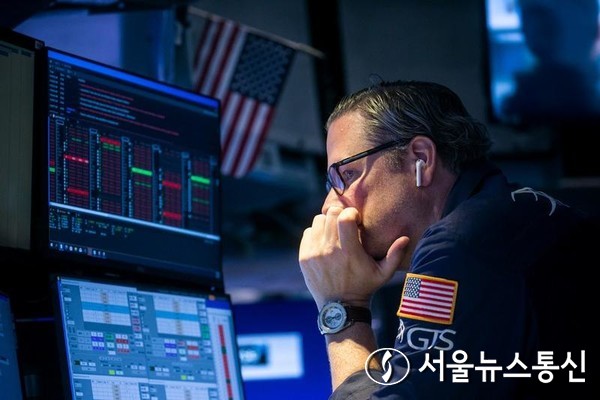 한 트레이더가 6일 미국 뉴욕 뉴욕증권거래소(NYSE)의 트레이딩 플로어에서 일하고 있다. 2023.7.6/신화통신