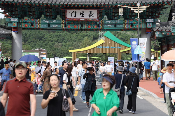 산청세계전통의약항노화엑스포조직위원회는 오는 19일 오후 동의보감촌 메인무대에서 산청엑스포의 성공적인 개최를 마무리하고, 공식일정의 끝을 대외적으로 알리는 폐막식을 연다.